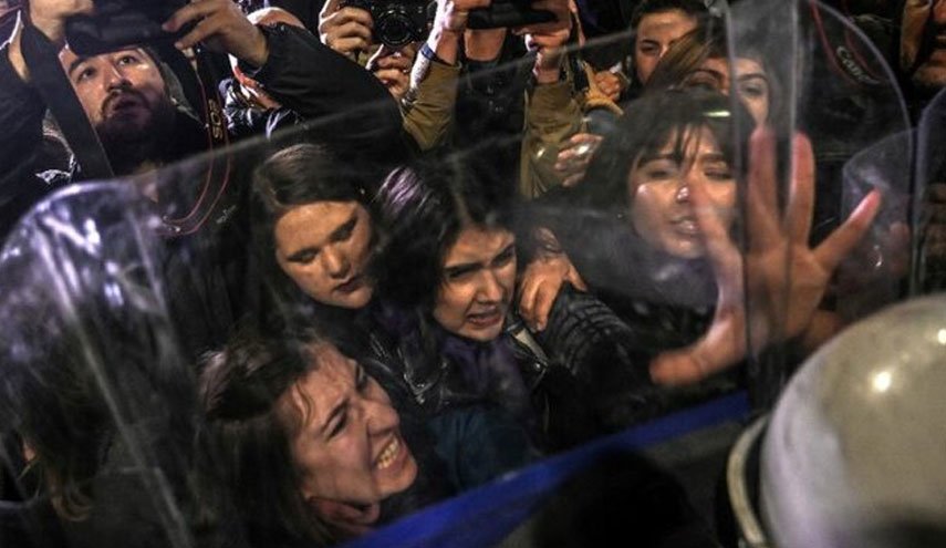 متفرق کردن راهپیمایی روز جهانی زن در استانبول با گاز اشک آور