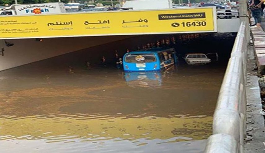 أمطار غزيرة تصل حد السيول تغلق عددا من الطرق في مصر