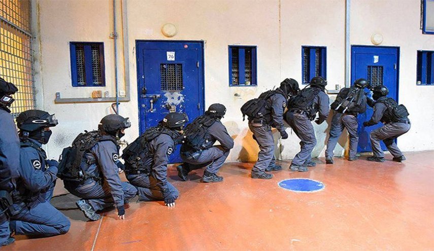 قوات قمع الاحتلال تقتحم أربعة أقسام في سجن 