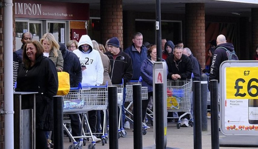 انتقاد مقامات انگلیسی از هجوم مردم به فروشگاه‌ها

