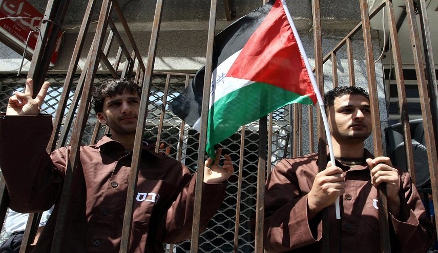 الأسرى الفلسطينيين يبدأون غدًا إغلاق الأقسام وإعادة وجبات الطعام

