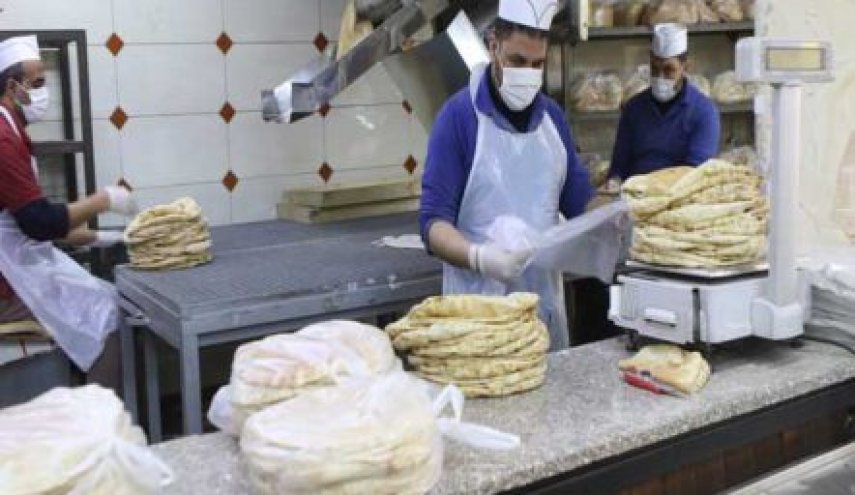 السلطات الأردنية تباشر بتوزيع الخبز على السكان