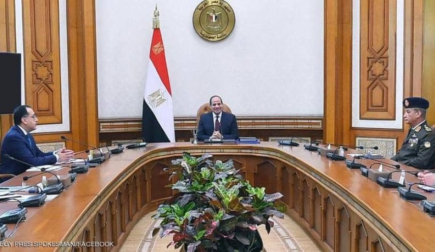 السيسي يجتمع مع رئيس الحكومة بحضور وزراء ورئيس المخابرات