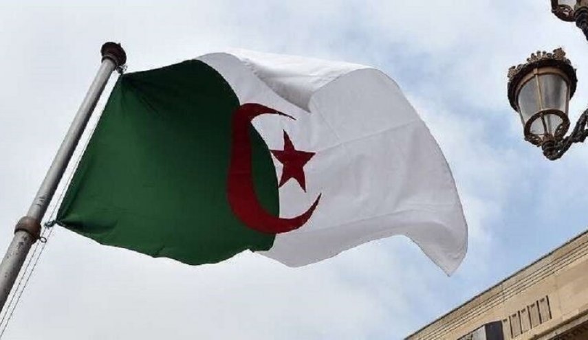 الرئيس الجزائري وموظفو الرئاسة يتبرعون براتب شهر