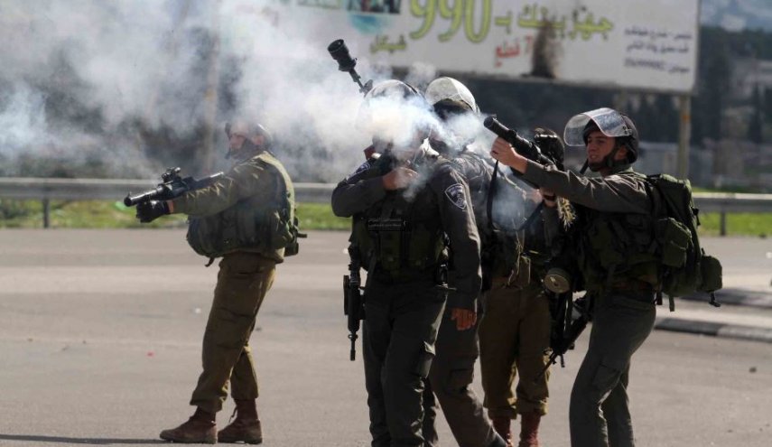 إصابة عدد من الفلسطينيين باختناق في مواجهات مع الاحتلال بالخليل