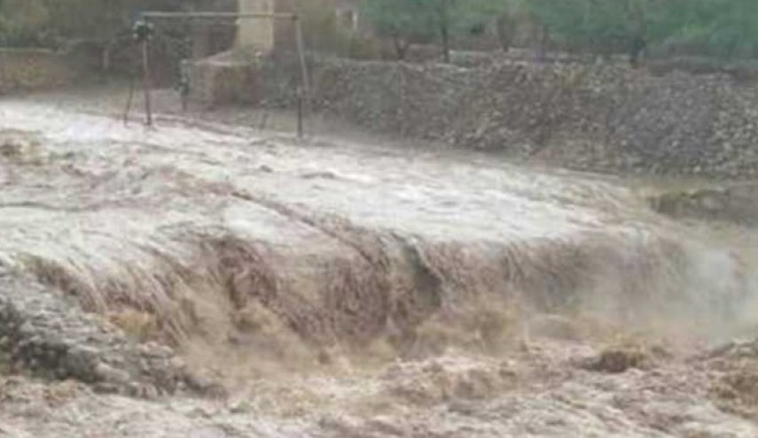 جاری شدن سیل شدید در پایتخت یمن؛ آب دو نفر را با خود برد
