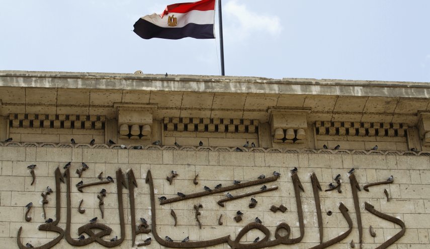 محكمة مصرية تدرج 13 متهما على 