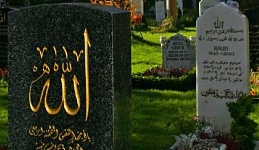 عميد مسجد بفرنسا يفتي بدفن المسلمين في 