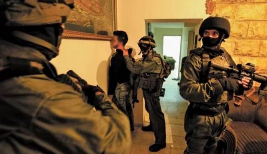الاحتلال يعتقل فلسطينيين من عدة مناطق بالضفة