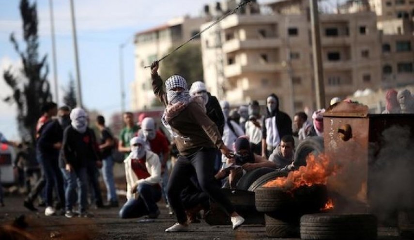 اندلاع مواجهات بين الفلسطينيين وقوات الاحتلال شمال القدس