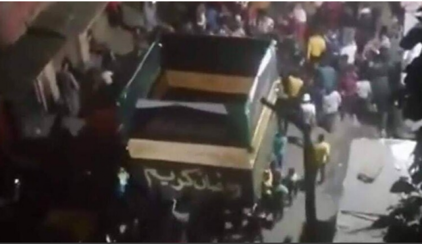 فيديو غريب لمصريين يطوفون بمجسم للكعبة في الشارع بهتافات ضد كورونا
