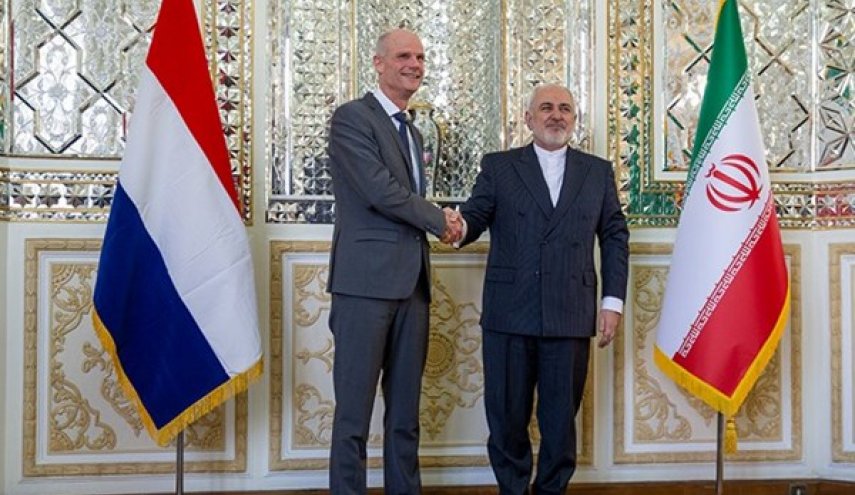 ظريف يؤكد على تعزيز العلاقات الودية بين ايران وهولندا