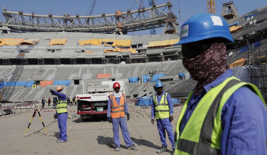 قطر تشدد حظر سكن العمال وسط العائلات