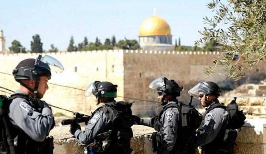 قوات الاحتلال تقتحم أحياء في القدس وتحرر مخالفات للمصلين
