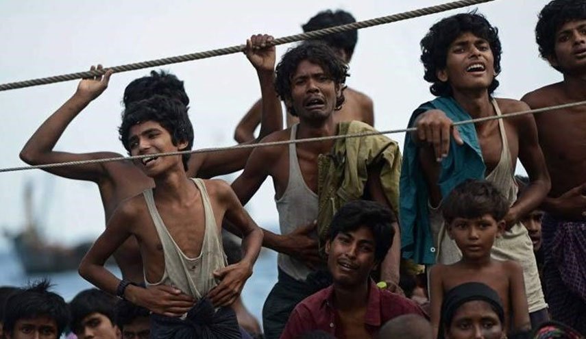 بنگلادش روهینگیایی‌های سرگردان در دریا را به جزیره‌ای خالی از سکنه و سیل خیز منتقل کرد