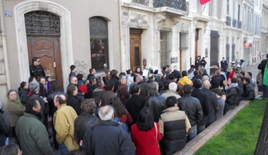 ‫فرنسا تغرم مغاربة تظاهروا أمام سفارة بلادهم‬ في باريس