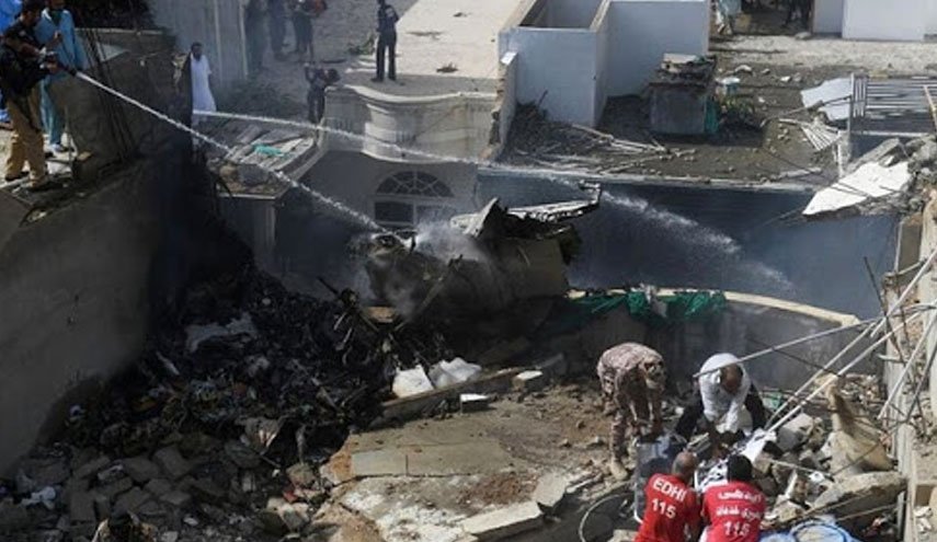قربانیان سقوط هواپیمای مسافربری پاکستان/ پیدا شدن ۳۰ جسد در محل حادثه/ تعداد قربانیان بیش از ۹۰ نفر اعلام شد