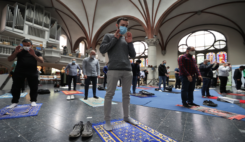بالصور.. كنيسة فى برلين تستضيف مسلمين لأداء الصلاة