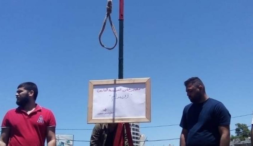 رفع مشنقة رمزية لاعدام العملاء في صيدا