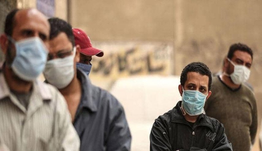 شاهد مصرية مصابة بكورونا ملقاة أمام مستشفى يرفض إدخالها 