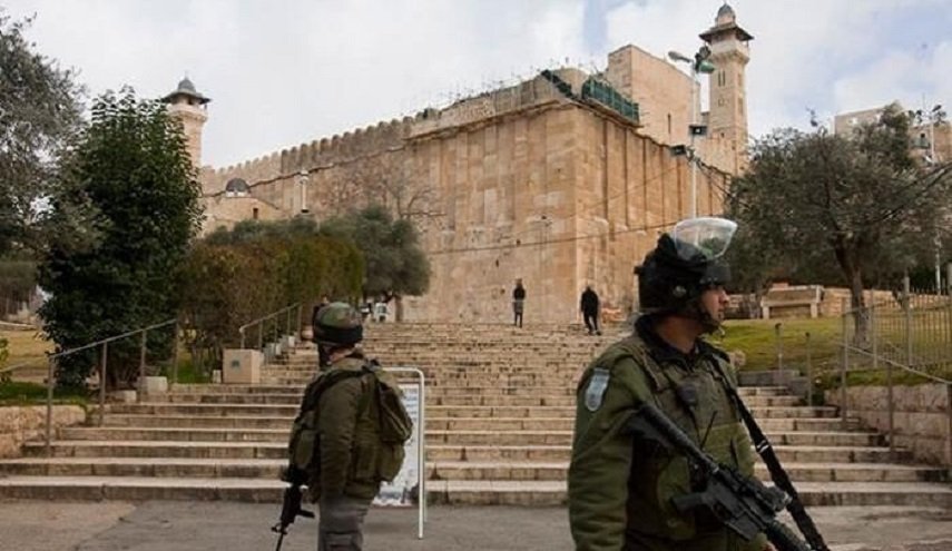 حماس: منع الصلاة في الحرم الإبراهيمي استمرار لانتهاكات الإحتلال الممنهجة
