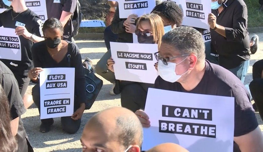 تجمع ضد نژادپرستی مقابل سفارت آمریکا در پاریس
