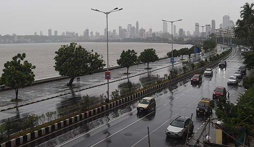 شوارع مومباي مهجورة استعدادا لإعصار قوي ونادر تزامنا مع كورونا
