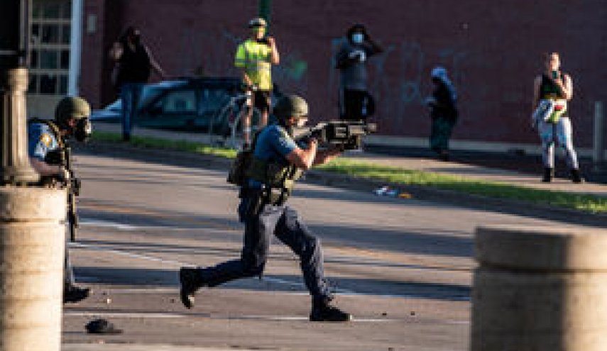 فیلم | شلیک‌های بی رحمانه پلیس آمریکا به سمت معترضین