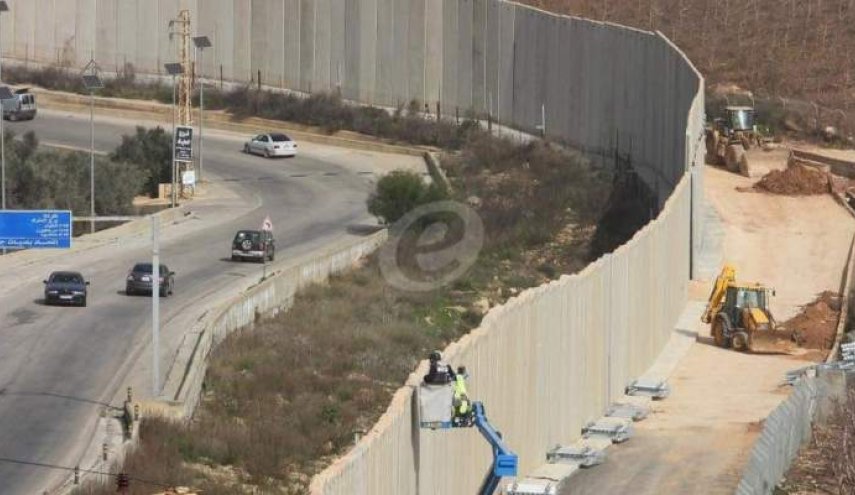 الجيش الإسرائيلي يتفقد الطريق العسكري خلف الجدار العازل جنوب لبنان