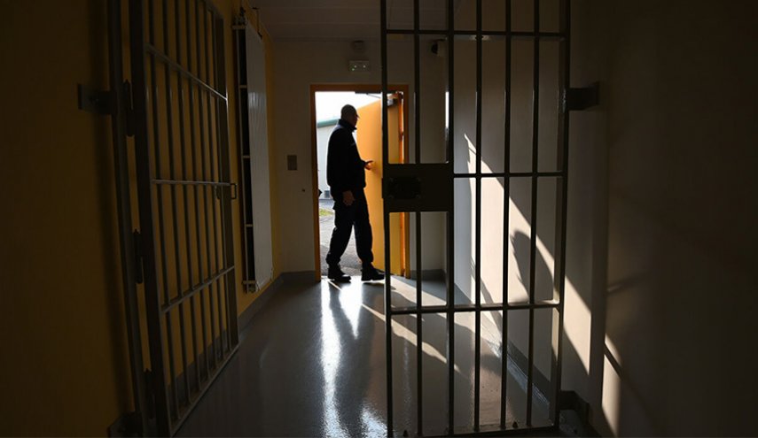 سجينان يهربان من سجنهما ويعدان بالعودة اليه بعد حل مشاكلهما