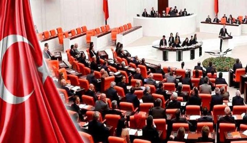 البرلمان التركي يتبنى قانونا يعزز صلاحيات 