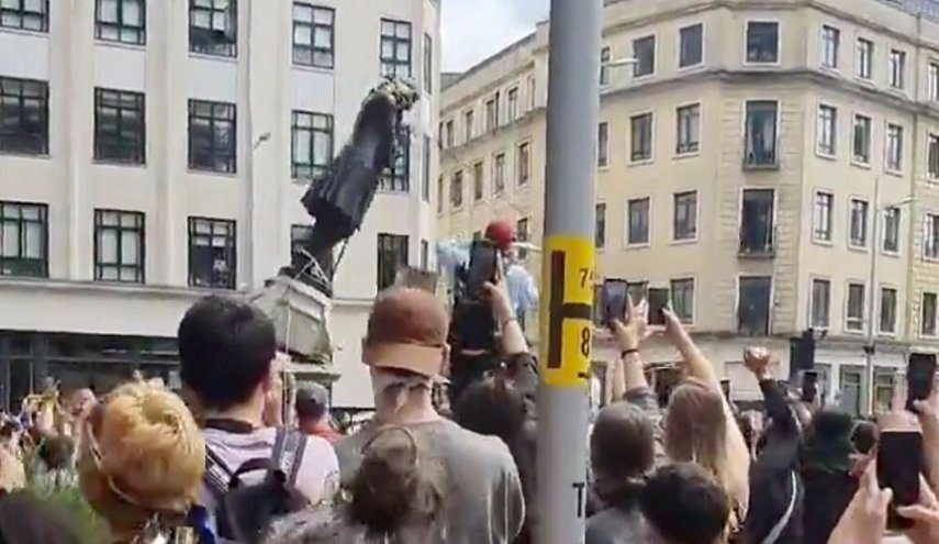 امريكا : متظاهرون يسقطون تمثالا آخر في ولاية فرجينيا
