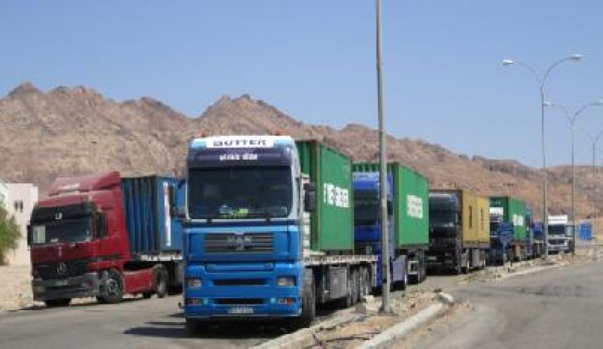 ما قصة الشاحنات المحملة بالبضائع والتي تدخل سوريا من لبنان؟