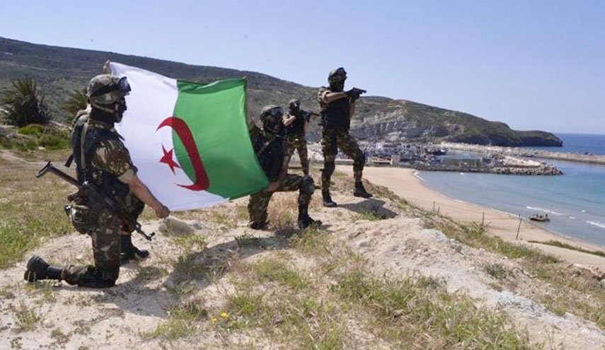 الجزائر... الجيش يجري مناورات عسكرية بالذخيرة الحية 