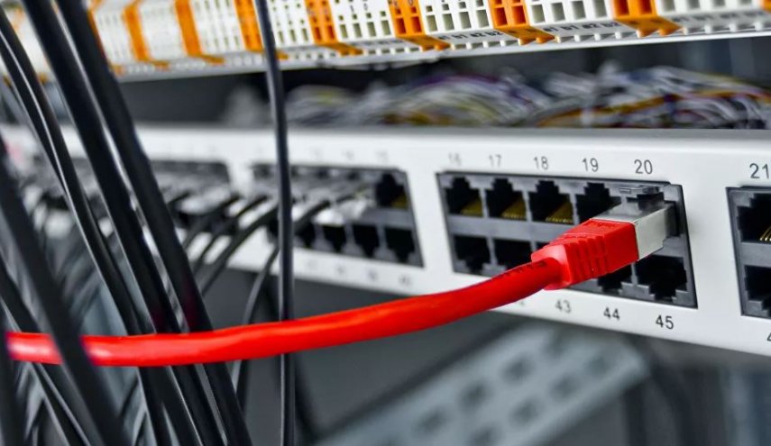 طالب باكستاني يتسلق الجبال بحثا عن إشارة الإنترنت!