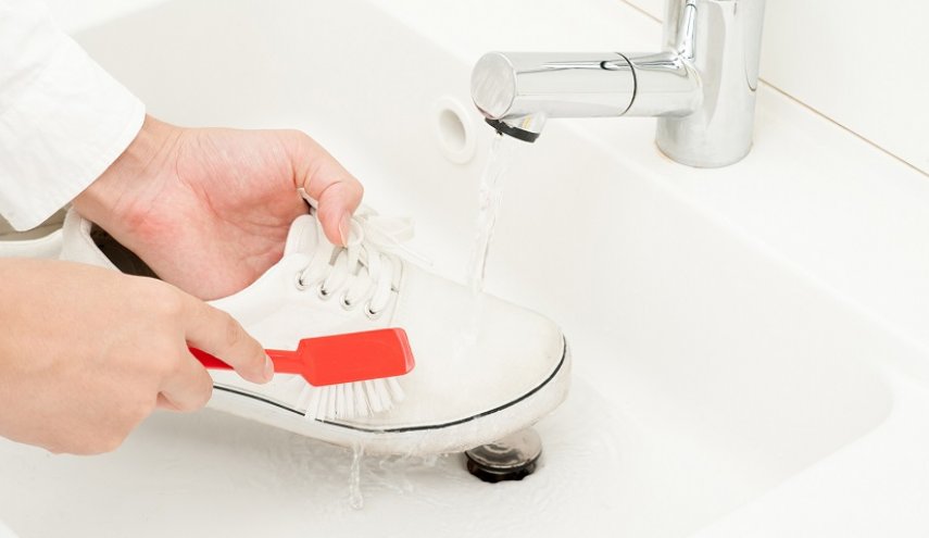 هل عندك مشكلة مع تنظيف الأحذية البيضاء؟هكذا تستعيد لونها الناصع 
