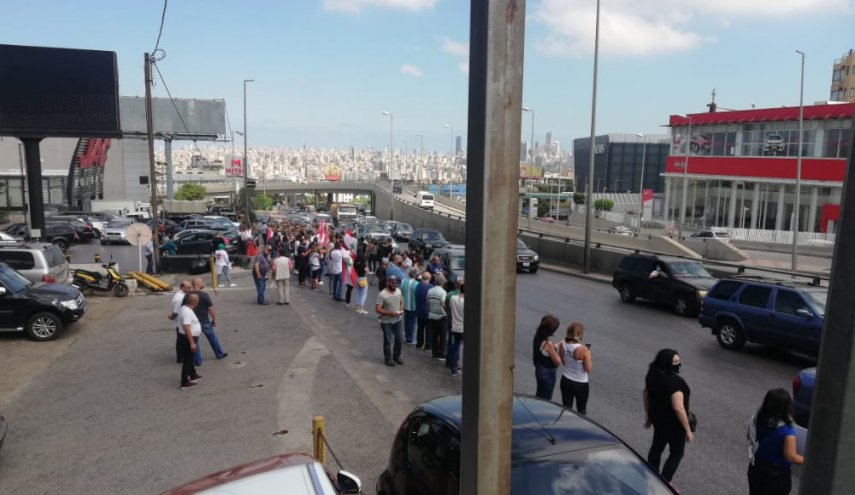 بدء تجمع المحتجين على طريق القصر الجمهوري في لبنان