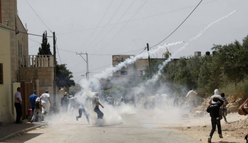 اصابة عشرات الفلسطينيين اثر قمع الاحتلال مسيرة شعبية في الضفة