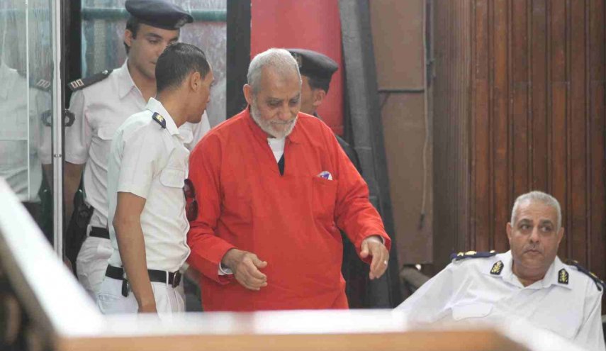 حکم حبس ابد برای رهبر اخوان‌المسلمین مصر و 87 متهم دیگر تأیید شد