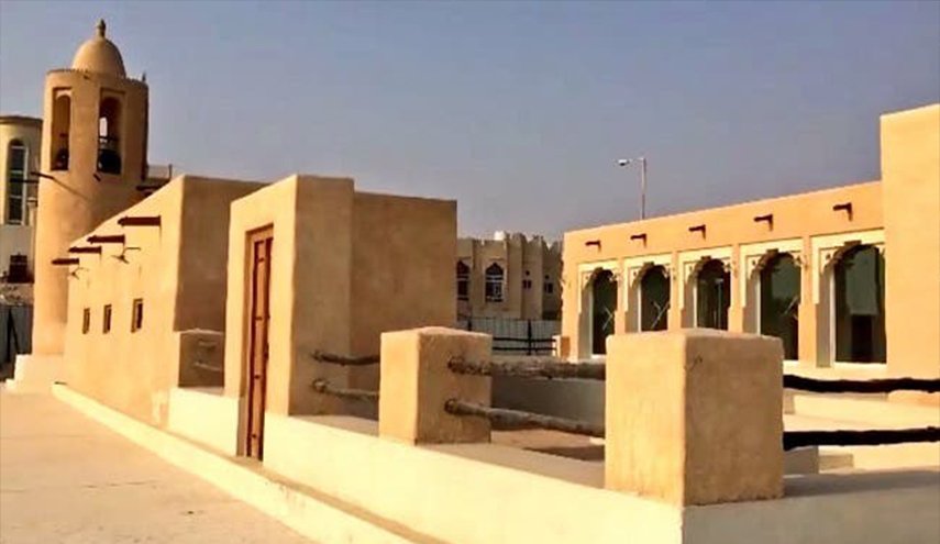 سائحة اجنبية ترقص أمام مسجد تستفز القطريين