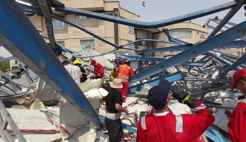 بالصور.. مصرع 3 أشخاص في انهيار مبنى رياضي في البصرة