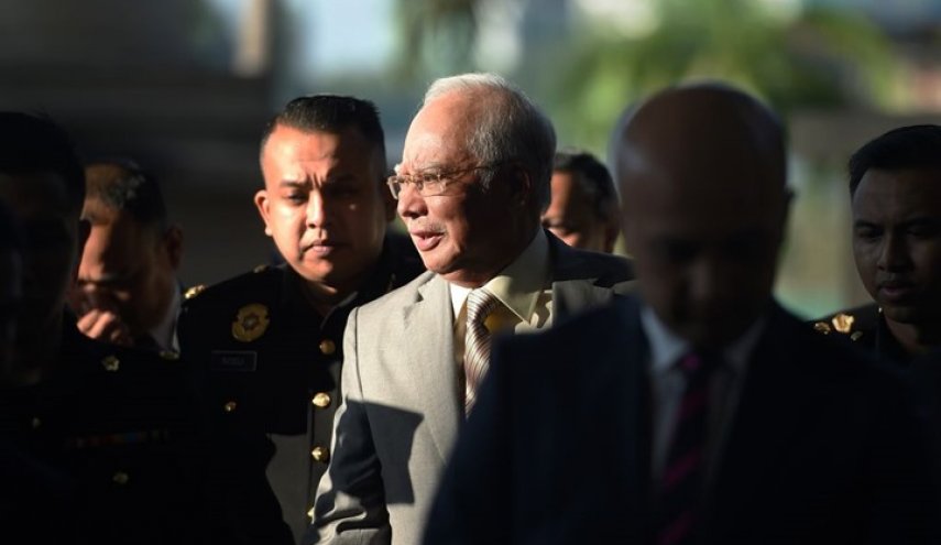 ماليزيا.. محاكمة رئيس الوزراء السابق بتهمة خيانة الأمانة
