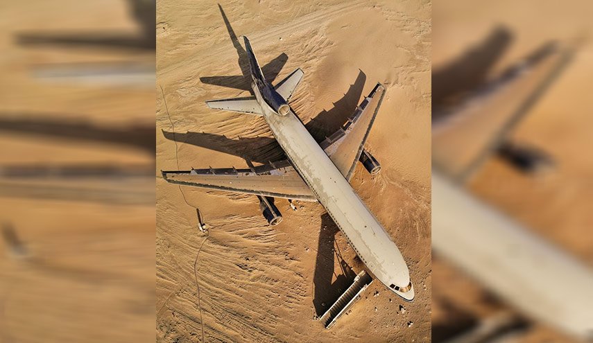 طائرة مهجورة تقبع في وسط صحراء أبوظبي.. فما قصتها؟