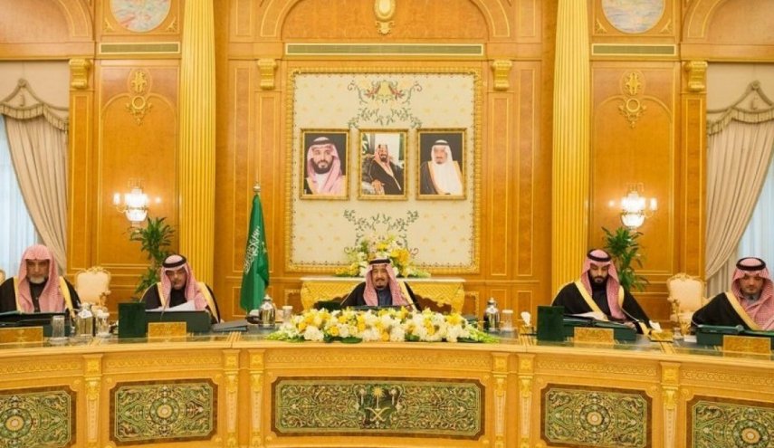 السعودية ادخلت رئيسا للوزراء السجن وملكا هرب من بلاده