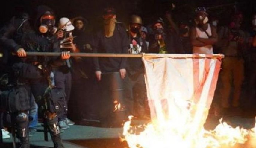 تظاهرات امريكا.. محتجون يحرقون مكتب شرطة بورتلاند