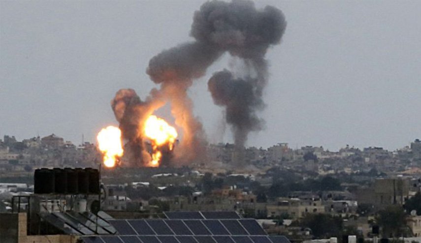 بالصور..إصابة طفلين وامرأتين إحداهما حامل بقصف العدوان على غزة