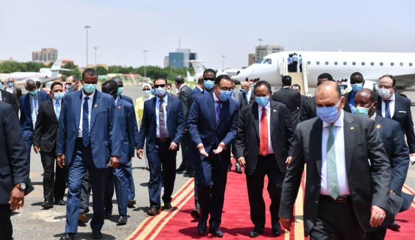 رئيس الوزراء المصري يصل الخرطوم في زيارة رسمية
