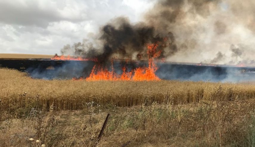 28 حريقا ببالونات العودة في 'غلاف غزة'