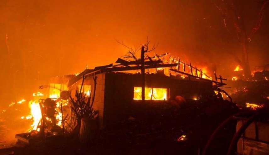  آتش‌سوزی گسترده در کالیفرنیا/ یک خلبان کشته و هزاران نفر آواره شدند