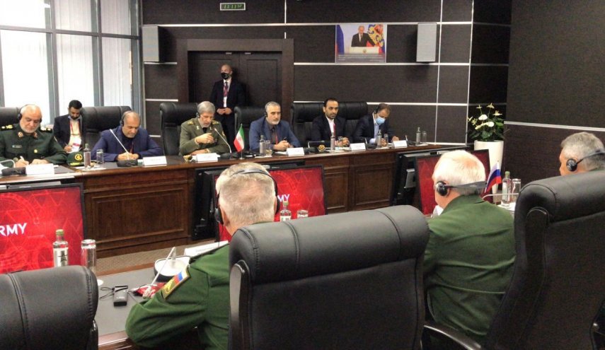 وزيرا الدفاع الإيراني والروسي يؤكدان على توسيع التعاون